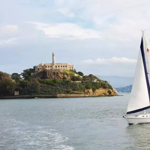 Un velero pasa frente a la isla Alcatraz en San Francisco.